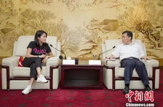 9日，中共南通市委书记陆志鹏会见奥运冠军陈若琳。