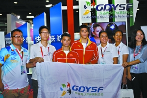 傅海峰、陈艾森现场入会，身体力行对省青体联表示支持。 　　广州日报记者 廖艺 摄