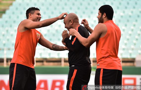 上港踩场训练 胡尔克与埃神童心未泯