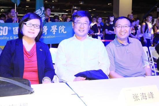 中国健美协会主席张海峰 （中）
中国体育报业总社副社长袁海娜（左）
北京康比特体育科技股份有限公司董事长白厚增（右）