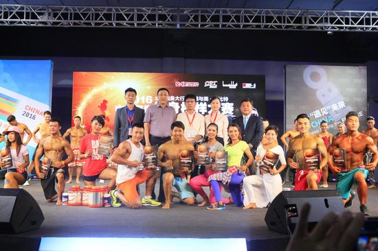 健与美杂志主编刘舜 美日健身董事长刘苏德 FIBO主办方代表陈苏苏
莱茵体育总裁刘晓亮 裁判长郭庆红为上海十大健身达人颁奖