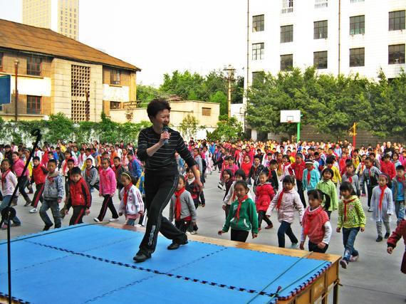 老师带领学生排舞