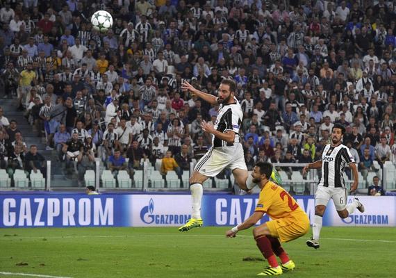 伊瓜因头球中柱