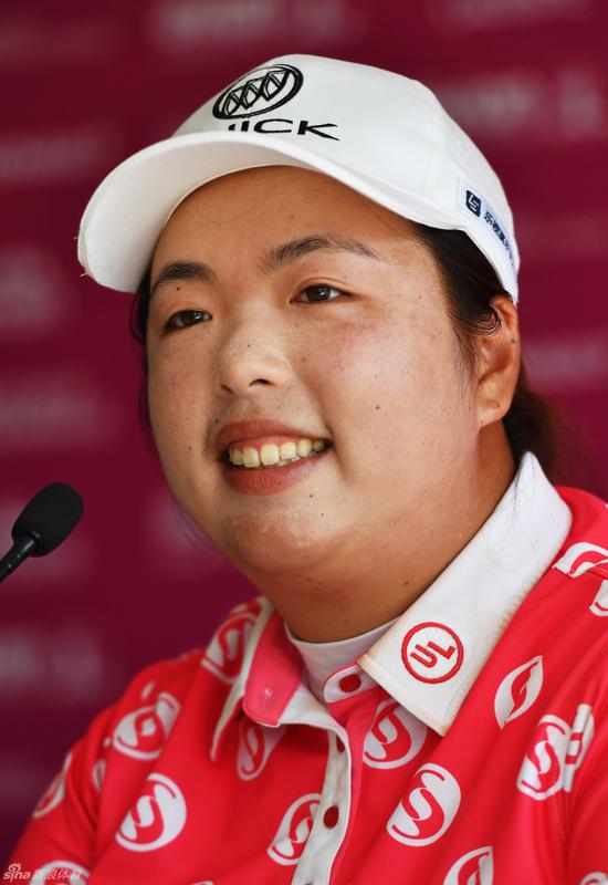 冯珊珊唱卡拉ok当麦霸 因为朋友们都在观赏铜牌