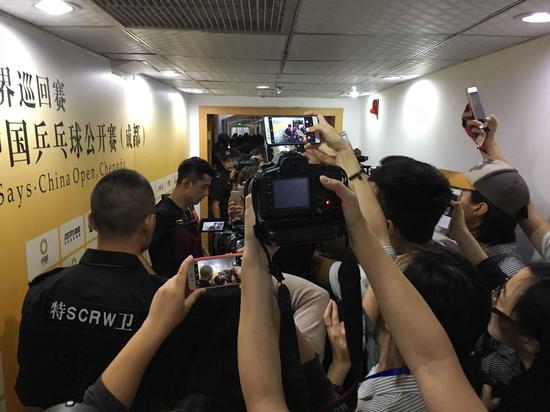 张继科回答记者采访