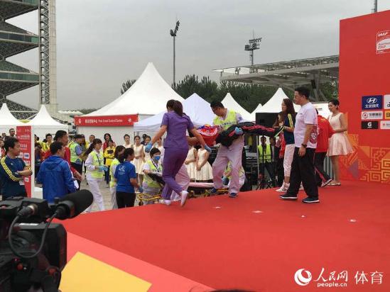 女子冠军杯医护人员抬下