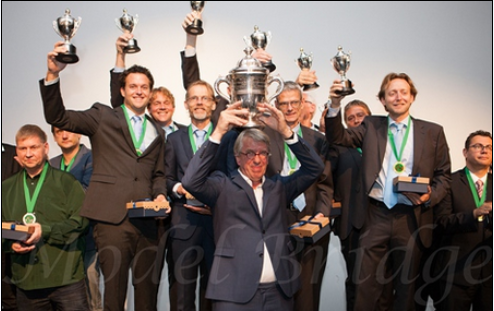 费尔德霍芬一幕再现，荷兰队高举冠军奖杯