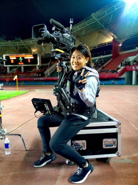 "   最早邓璐是学服装设计的,姥姥和母亲都是服装设计师,后来耐不住