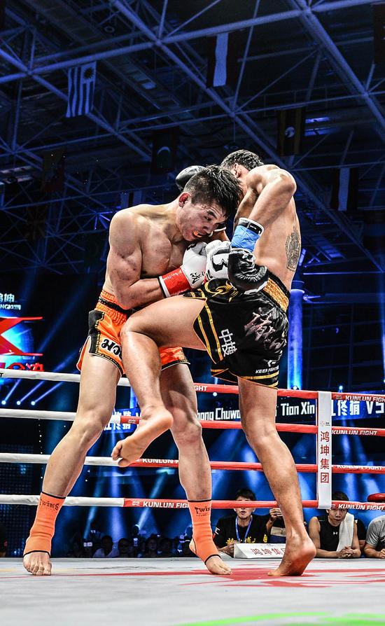 播求赢昆仑决首条泰拳金腰带