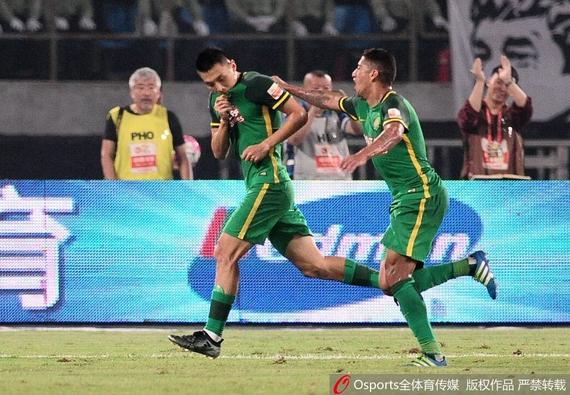 于大宝庆祝进球