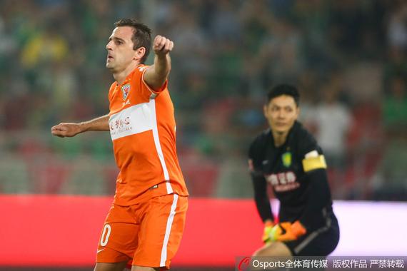 蒙蒂略庆祝进球