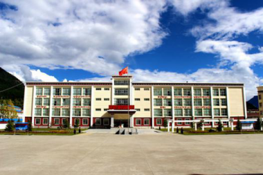 "阳光排舞进校园"活动来到了西藏林芝市八一中学