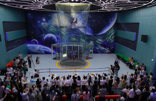 游客可体验速度高达80米/秒，相当于18级台风风力的感受。