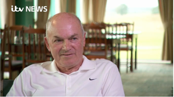 长兄罗德尼率先一杆进洞