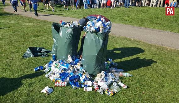 莱德杯垃圾桶上的啤酒瓶