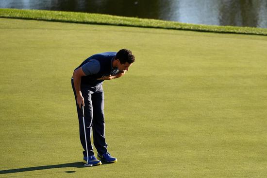 小麦向观众"鞠躬"