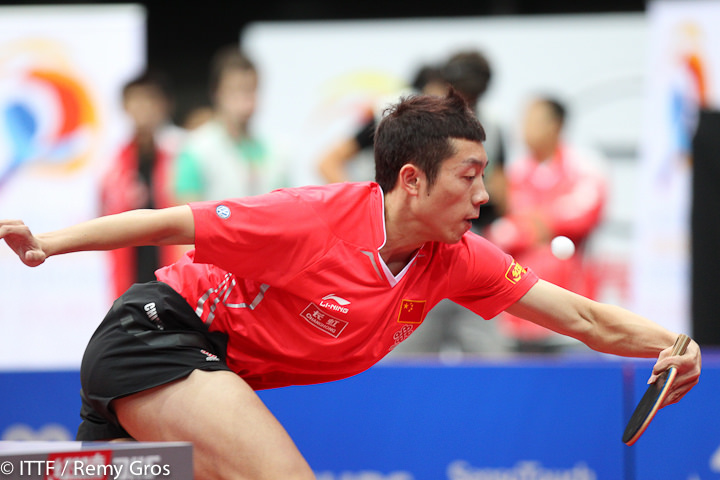 许昕在比赛中回球