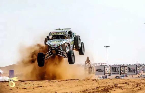 魏红杰驾巴吉赛车腾空而起