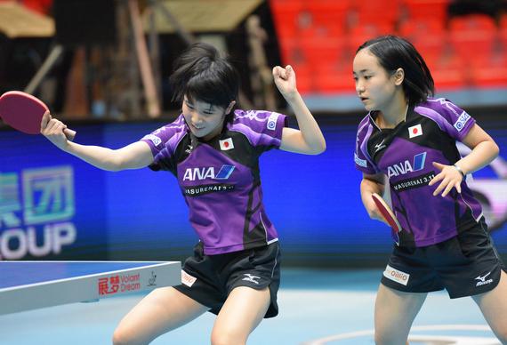 日本两位00后选手平野美宇（左）和伊藤美诚（右）