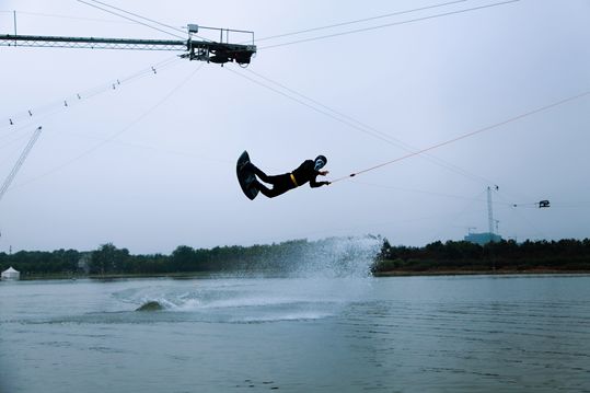 中国滑水狂欢节北京开幕 掀起全民水上狂欢热潮