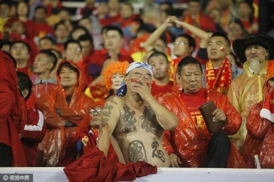 别吐槽国足了 咱们还是世界百强呢.