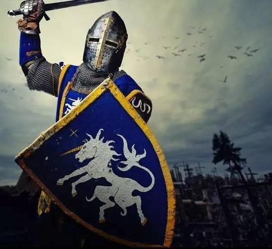 有人说,欧洲骑士的铠甲是整块钢板制成,不是东方铠甲的叶片甲,对长矛