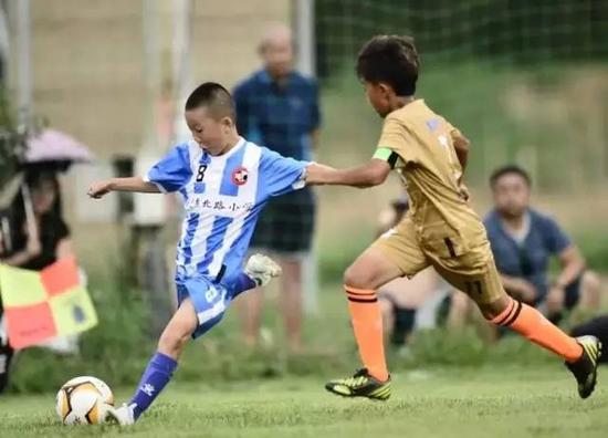 11岁精英赛采取封闭管理，球员家长不可能进入比赛场地。