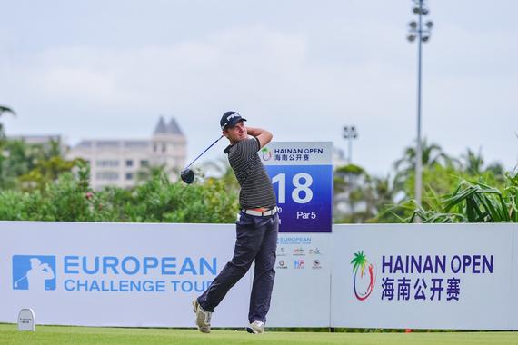 海南公开赛首轮暂时领先者瑞典球手安东-卡尔森