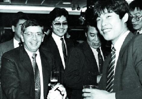 现任北控男篮总经理吕锦清（右二）与NBA前总裁大卫·斯特恩合影