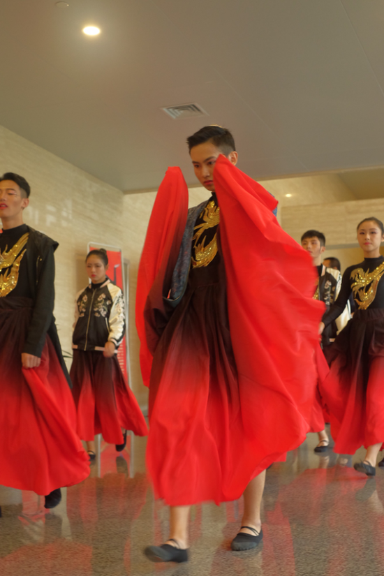中国男人穿裙子的民族图片
