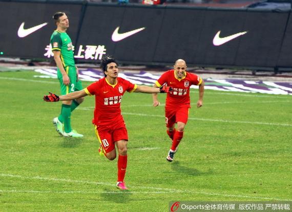 莫雷罗庆祝进球