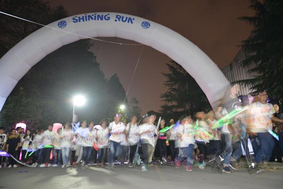 Shining Run荧光夜跑起跑