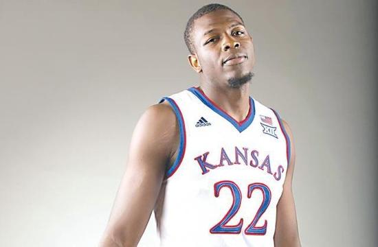 deandre ayton身高近7尺,却有着后卫般的技巧和出色的脚步移动能力.