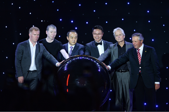 观澜湖集团主席朱鼎健（右三）和道格拉斯（右二）、冯小刚（左二）、斯科尔斯（左一）等嘉宾启动明星赛开幕