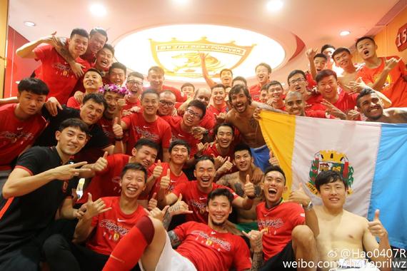 恒大更衣室合影