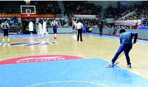 工作人员现场擦拭地板