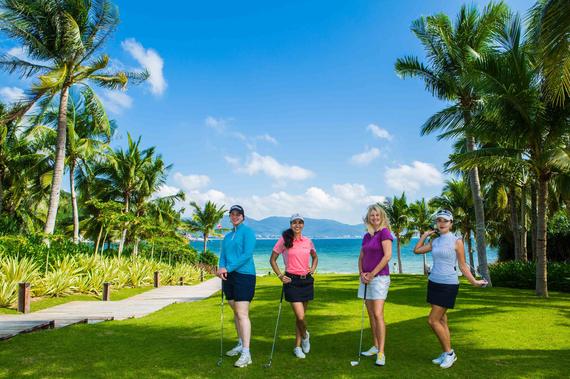 赛前欧巡球星在亚龙湾海滨作秀