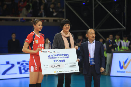 郎平为本场MVP龚翔宇颁奖