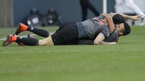 莱万与蒂亚戈庆祝进球