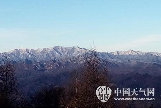 延庆海坨山现“海坨戴雪”美景。（图/王猛）