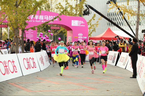 女神之战！咪咕善跑-2016北京女子半程马拉松美丽起跑。