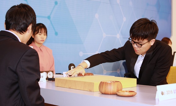 柯洁胜李世石，先拔头筹