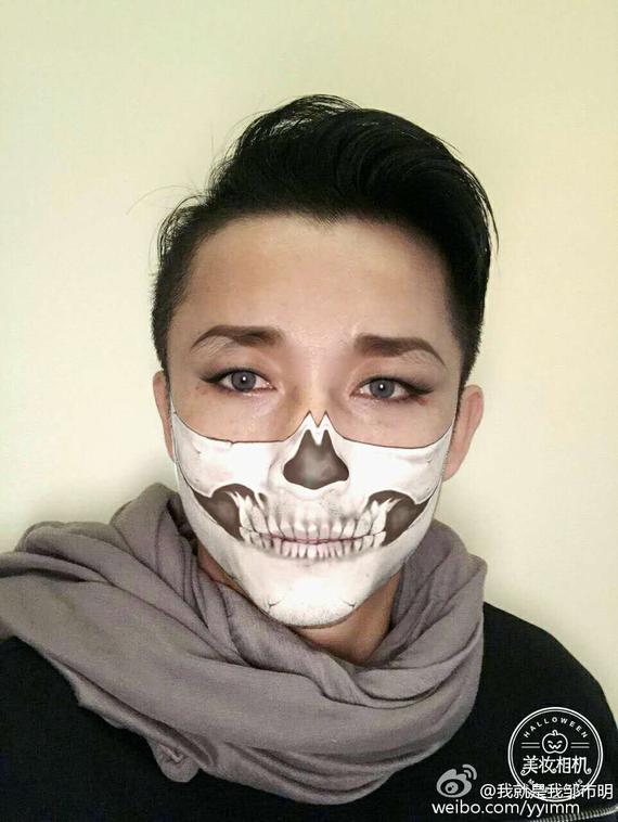 正在洛杉矶忙着备战的邹市明也入乡随俗,不过拳王这套万圣节妆容有些