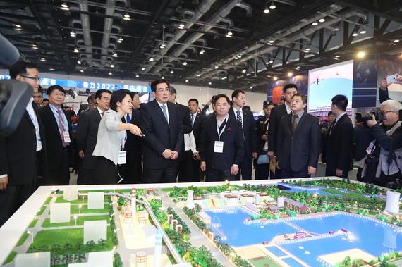 中共中央政治局委员、北京市委书记、北京冬奥组委主席、北京奥运城市发展促进会名誉会长郭金龙参观冬博会