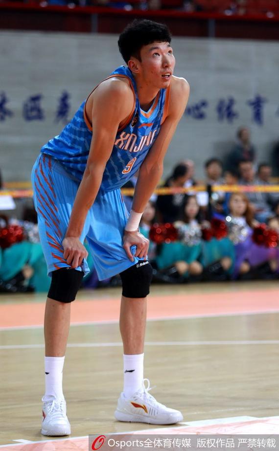 周琦在上轮比赛中换上了李宁球鞋