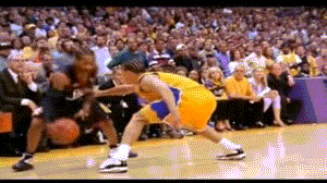 三分外线出手将对手晃倒后,还要从湖人球员泰伦-卢的身上踏过去,嘴里