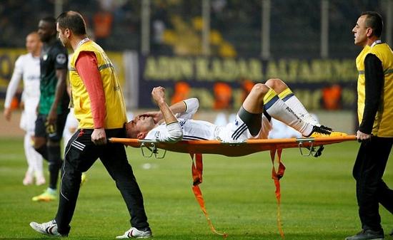 范佩西被担架抬走