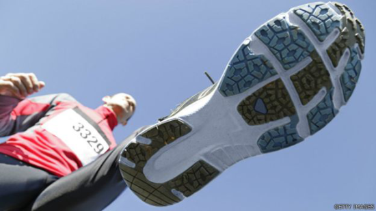 如今时尚风刮到了运动休闲，办公室里也有了运动鞋的踪影