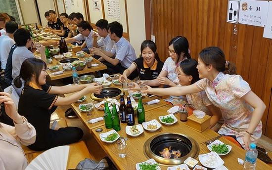 赛后两队"友谊第一",一同会餐申真谞别看是韩国