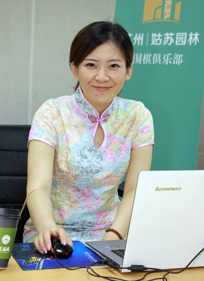 苏州队远征教练谢少博二段,赛前在检验比赛软件设置情况.